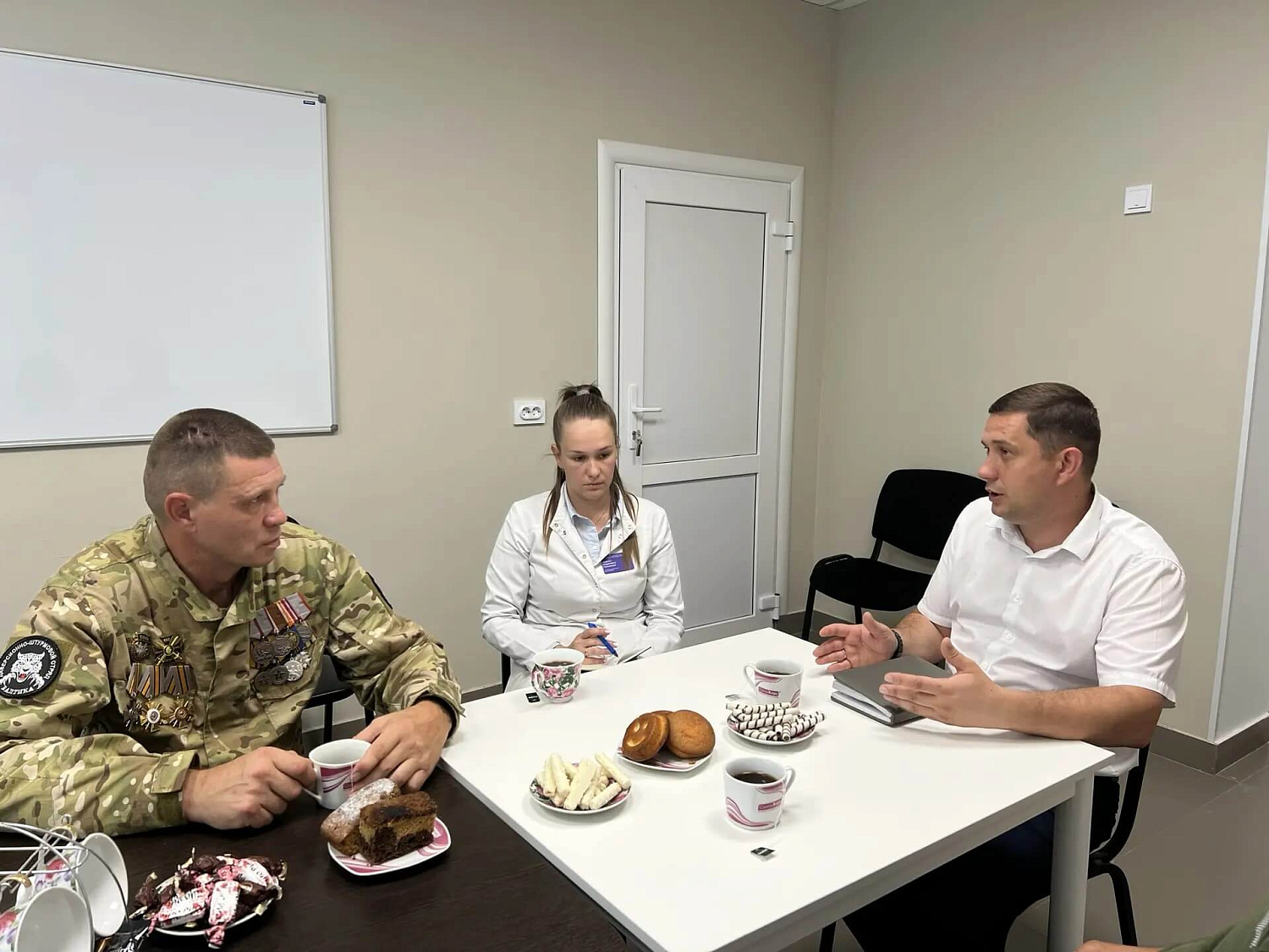 Диалог о главном: главный врач ОБ № 11 обсудил вопросы медпомощи с участниками СВО в Юргинской больнице